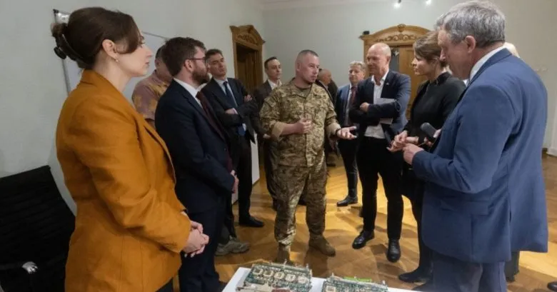 Європейським послам показали деталі російських ракет і плат з «Орешніка»