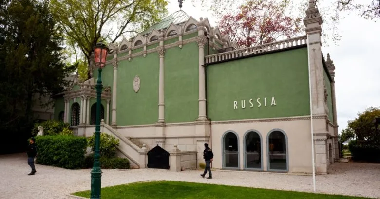 Журі Венеційської бієнале подало у відставку через участь росії у виставці