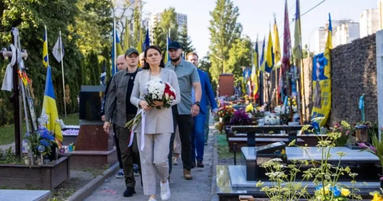 Светлана Тихановская начала визит в Киев с почтения памяти Марии Зайцевой