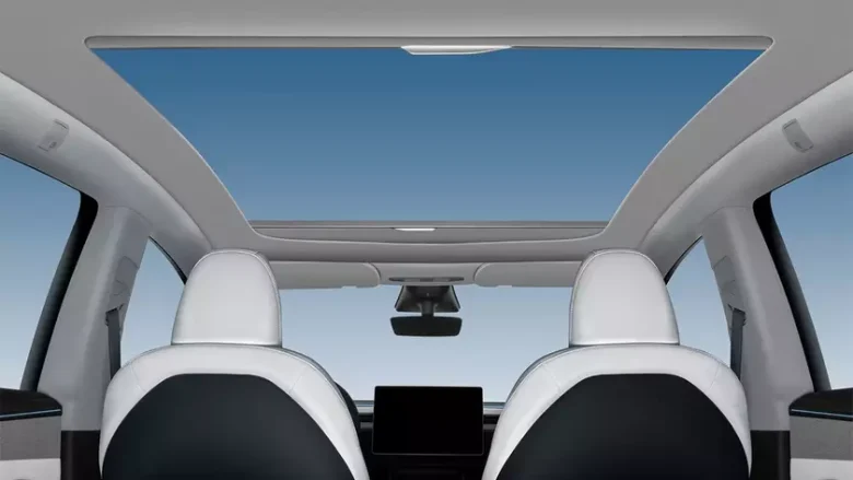 Tesla представила висувну сонцезахисну шторку для Model Y з лютого 2025 року