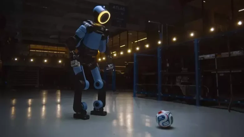 Робот Atlas от Boston Dynamics учится футболу с помощью нейросетей
