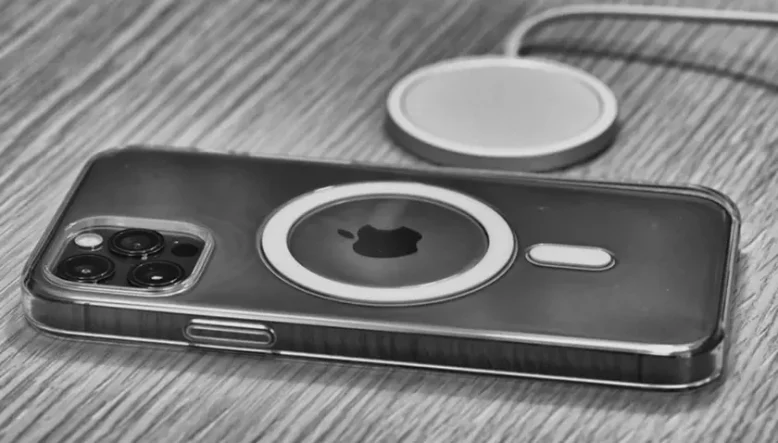 Apple може відмовитися від MagSafe у базових моделях iPhone