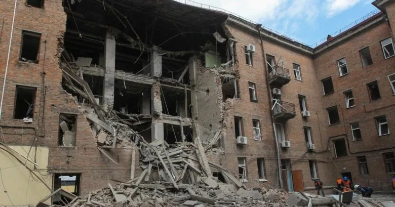Восемь раненых в результате российского обстрела общежития в Днепре
