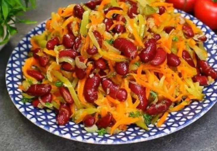 Рецепт салату з квасолею, морквою та маринованими огірками