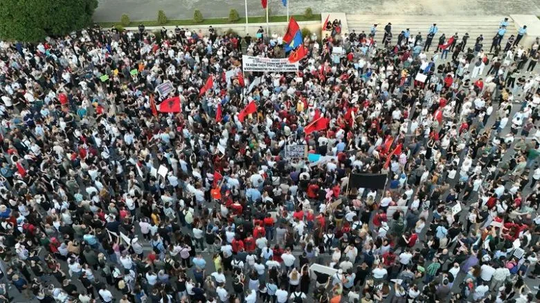 В Тиране массовый протест против строительства курорта Кушнера у Вйоса-Нарта